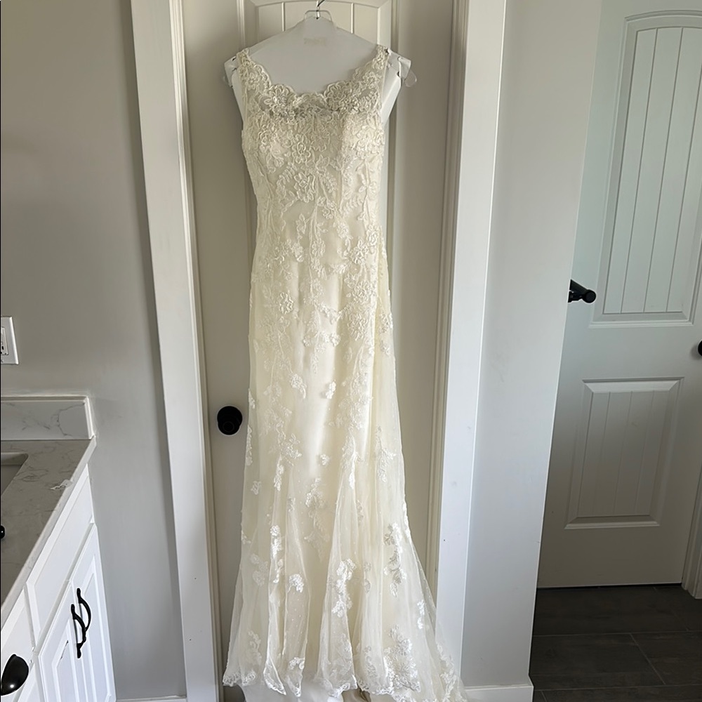 Elegant Lace Wedding Dress in Cream